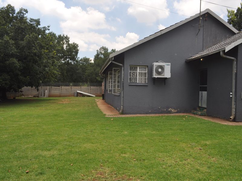 Family house for sale in Sasolburg walking distance to schools and shopping centers - Photo 3