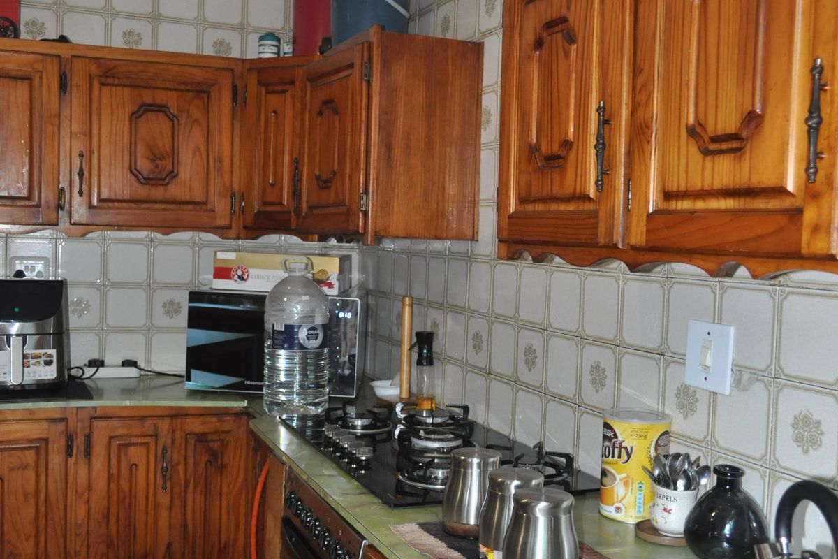 Family house for sale in Sasolburg walking distance to schools and shopping centers - Photo 5