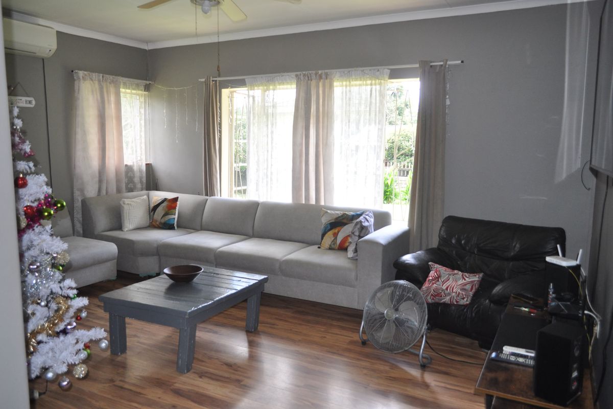 Family house for sale in Sasolburg walking distance to schools and shopping centers - Photo 4