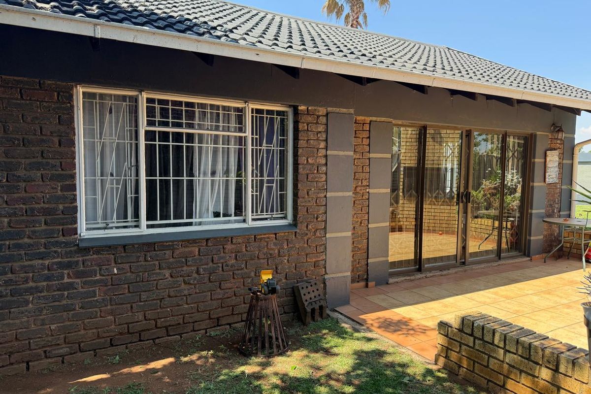 Beautiful 3 bedroom with flatlet in Boksburg,Van Dyk Park - Photo 3
