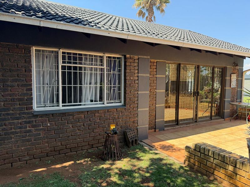 Beautiful 3 bedroom with flatlet in Boksburg,Van Dyk Park - Photo 3