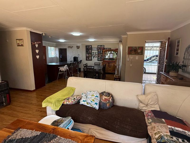 Beautiful 3 bedroom with flatlet in Boksburg,Van Dyk Park - Photo 10
