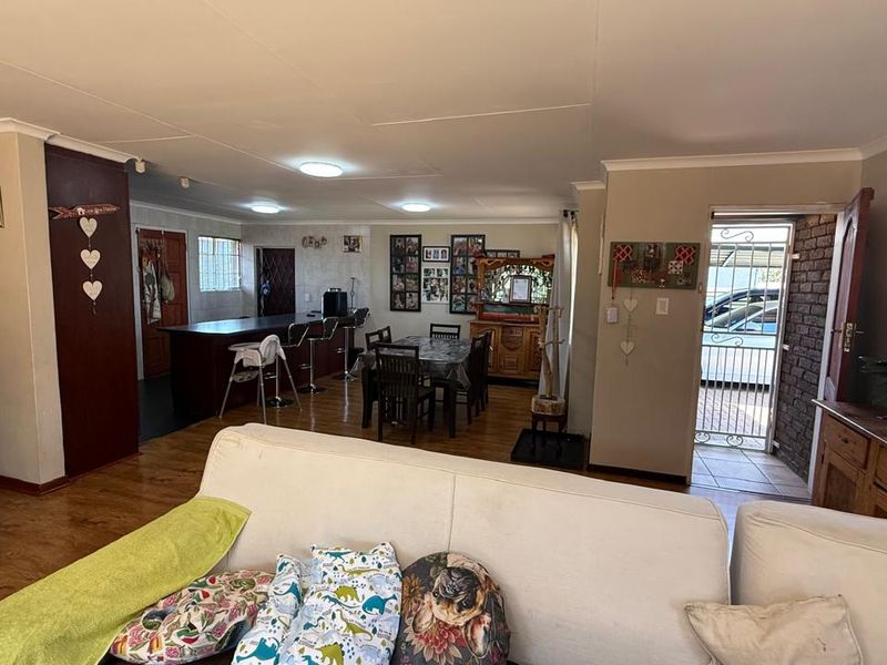 Beautiful 3 bedroom with flatlet in Boksburg,Van Dyk Park - Photo 9
