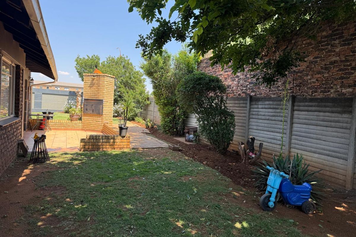 Beautiful 3 bedroom with flatlet in Boksburg,Van Dyk Park - Photo 2