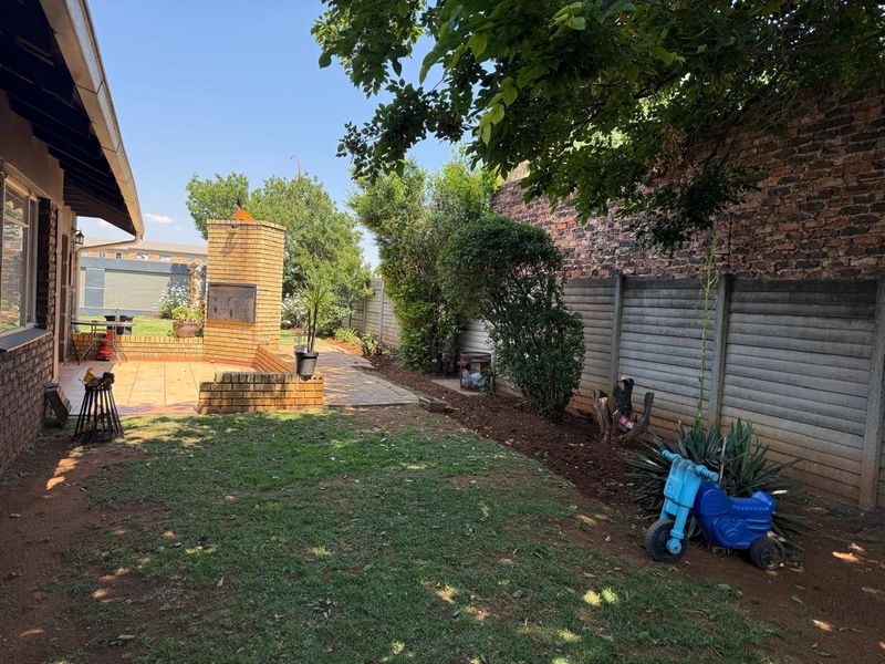 Beautiful 3 bedroom with flatlet in Boksburg,Van Dyk Park - Photo 2
