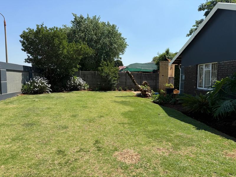 Beautiful 3 bedroom with flatlet in Boksburg,Van Dyk Park - Photo 8