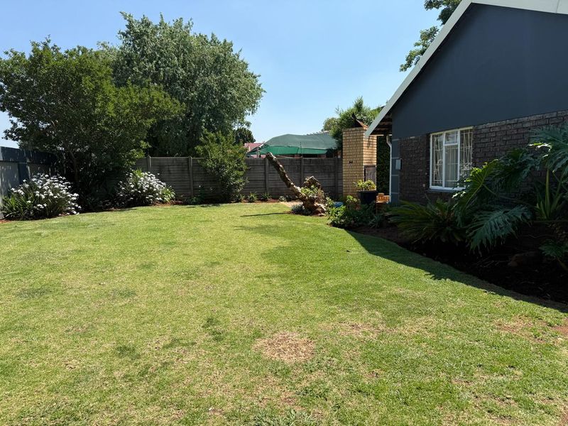 Beautiful 3 bedroom with flatlet in Boksburg,Van Dyk Park - Photo 7