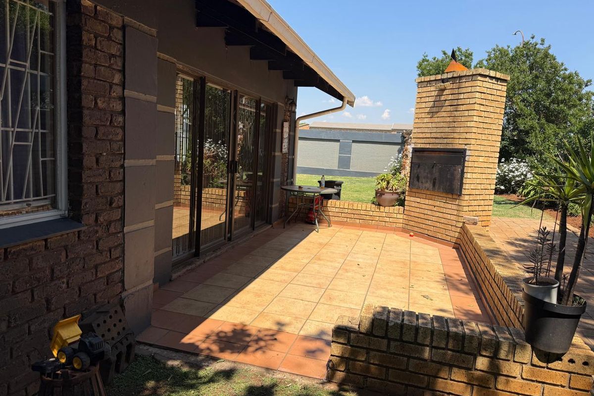 Beautiful 3 bedroom with flatlet in Boksburg,Van Dyk Park - Photo 4