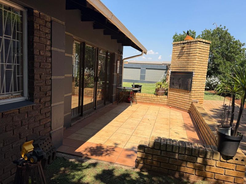 Beautiful 3 bedroom with flatlet in Boksburg,Van Dyk Park - Photo 4