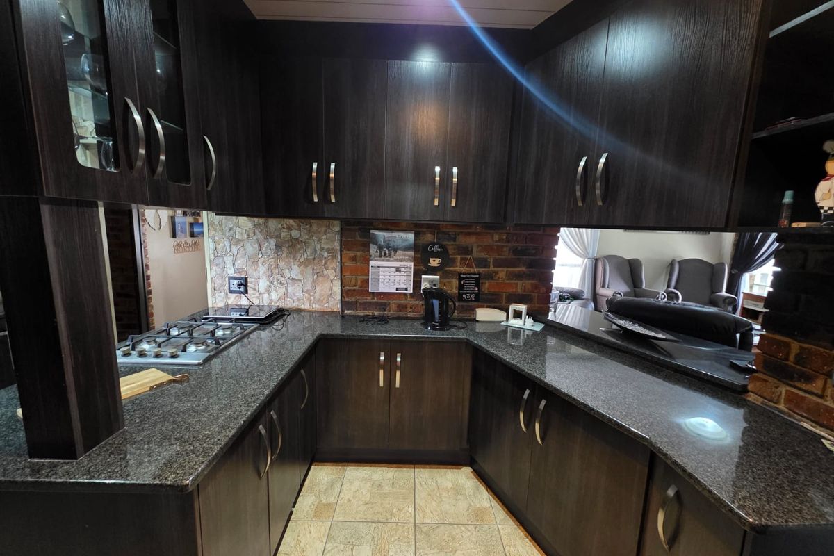 STUNNING FAMILY HOME WITH FLATLET – SASOLBURG - Photo 4
