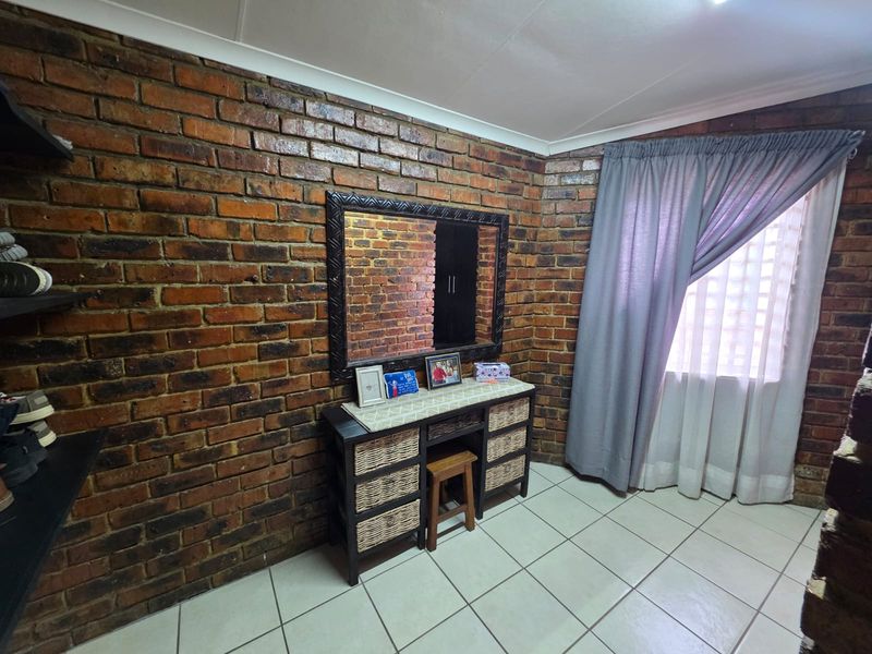 STUNNING FAMILY HOME WITH FLATLET – SASOLBURG - Photo 10