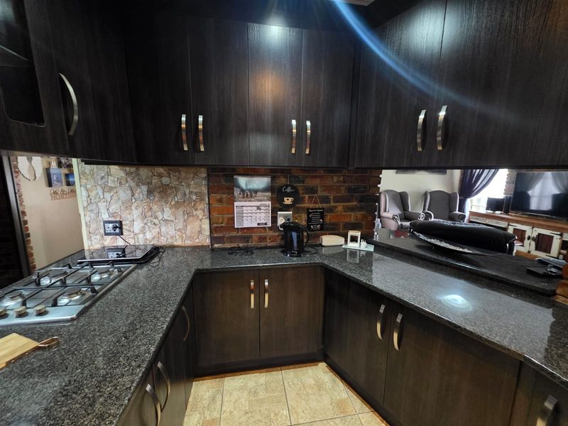 STUNNING FAMILY HOME WITH FLATLET – SASOLBURG - Photo 8