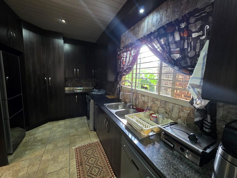 STUNNING FAMILY HOME WITH FLATLET – SASOLBURG - Photo 7