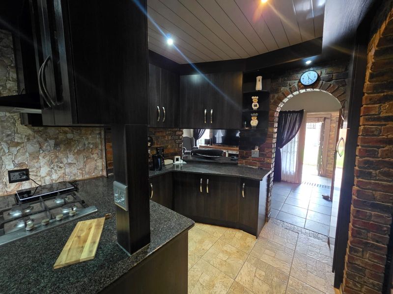 STUNNING FAMILY HOME WITH FLATLET – SASOLBURG - Photo 6