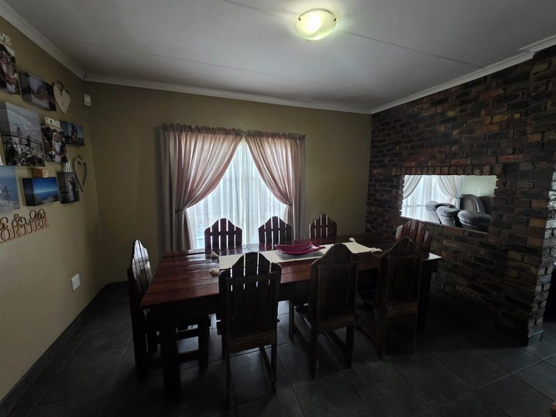 STUNNING FAMILY HOME WITH FLATLET – SASOLBURG - Photo 2