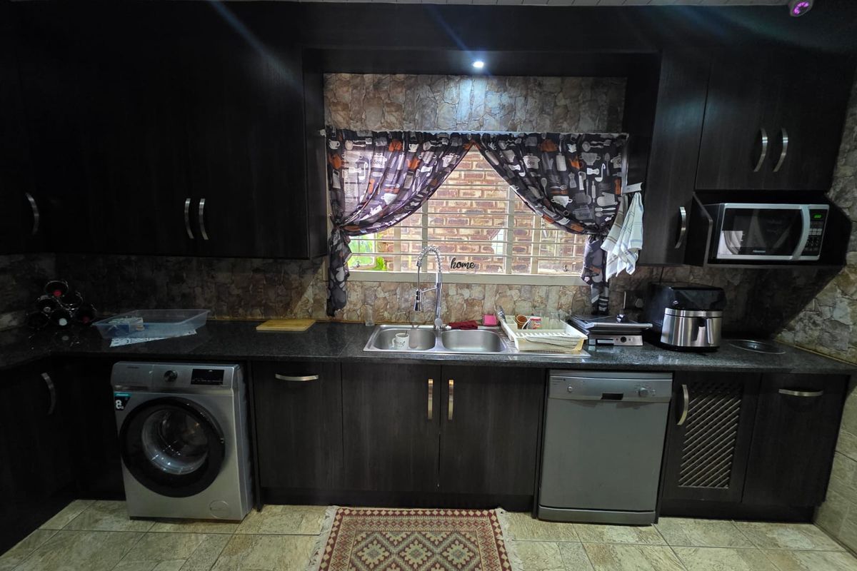 STUNNING FAMILY HOME WITH FLATLET – SASOLBURG - Photo 5