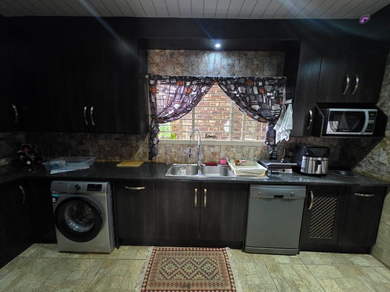 STUNNING FAMILY HOME WITH FLATLET – SASOLBURG - Photo 5