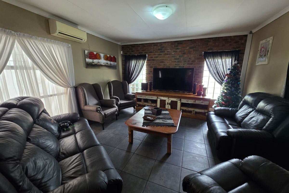 STUNNING FAMILY HOME WITH FLATLET – SASOLBURG - Photo 3