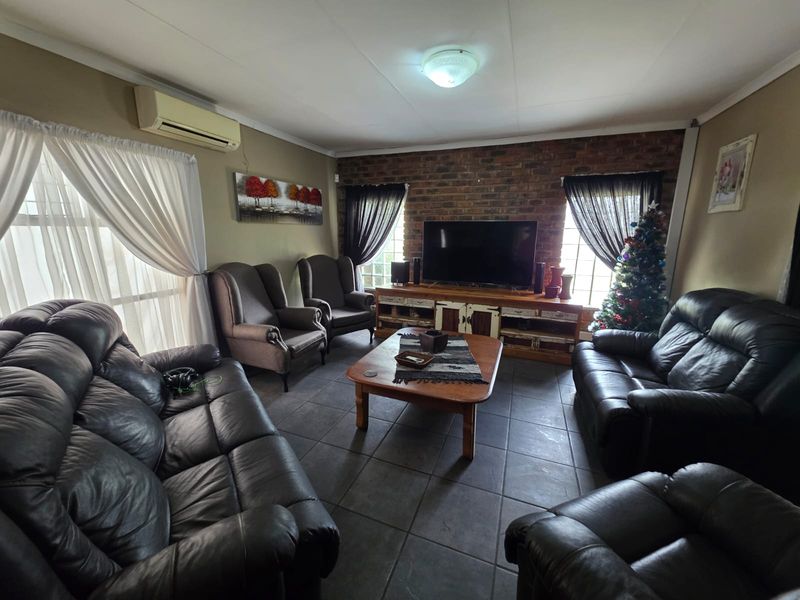 STUNNING FAMILY HOME WITH FLATLET – SASOLBURG - Photo 3