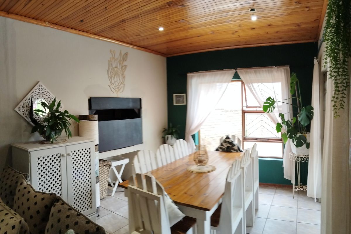 A Rare Find 3 Bedroom house + 2 Bedroom flatlet in the Heart of Strelitzia Park, Uitenhage - Photo 4