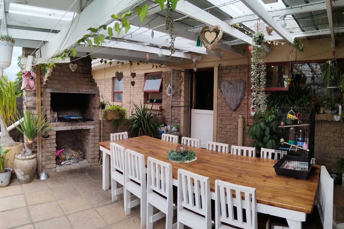 A Rare Find 3 Bedroom house + 2 Bedroom flatlet in the Heart of Strelitzia Park, Uitenhage - Photo 2