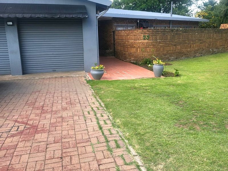 SERENE SMALL TOWN FEELING - Photo 9