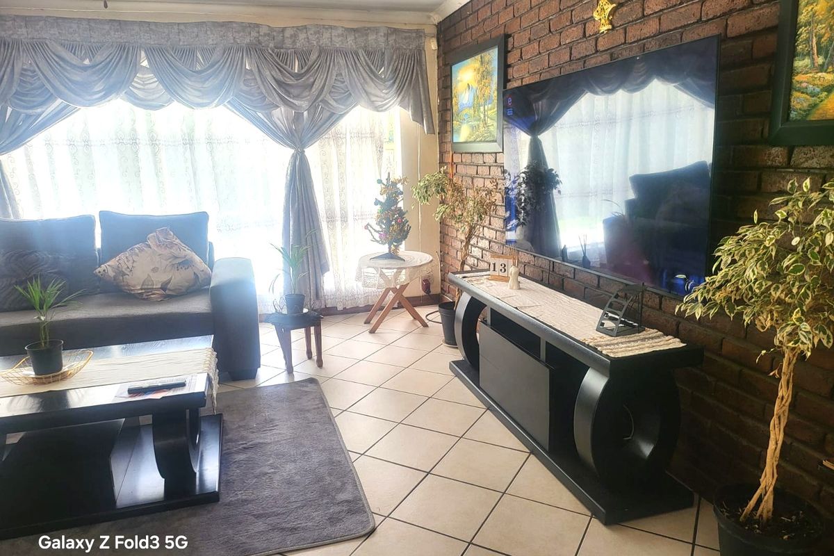 SERENE SMALL TOWN FEELING - Photo 3