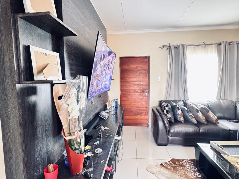 SOLE-MANDATE | Rare Find in Marelden Estate - Photo 8