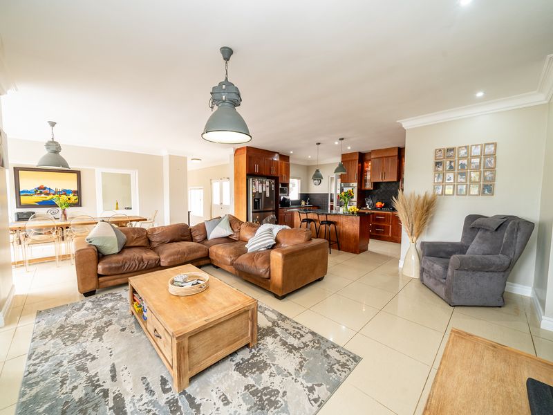Private Erasmusrand Home With Modern Luxury - Photo 3