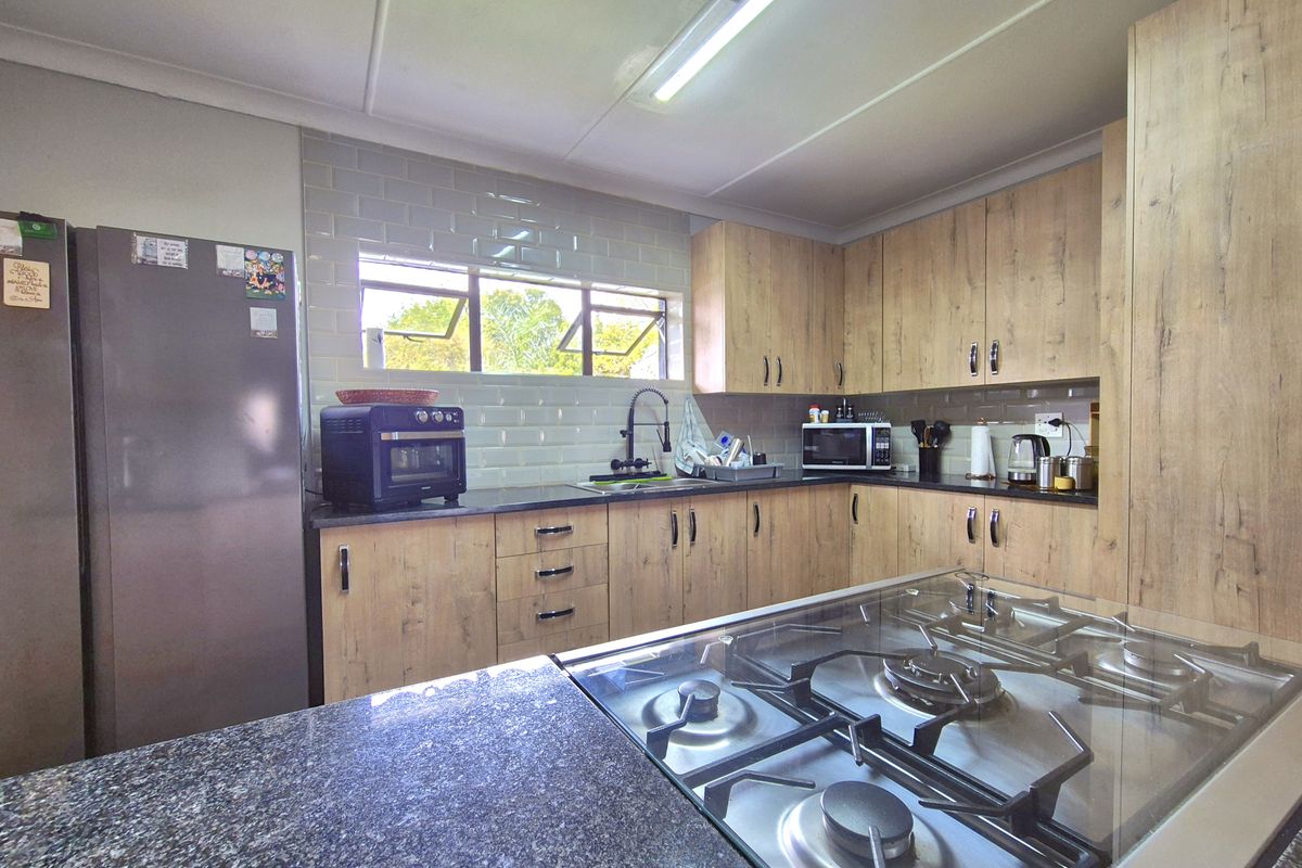 STUNNING HOME FOR SALE IN A SECURE AREA! - Photo 4