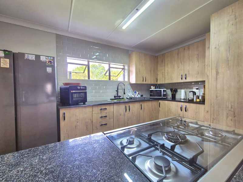 STUNNING HOME FOR SALE IN A SECURE AREA! - Photo 4