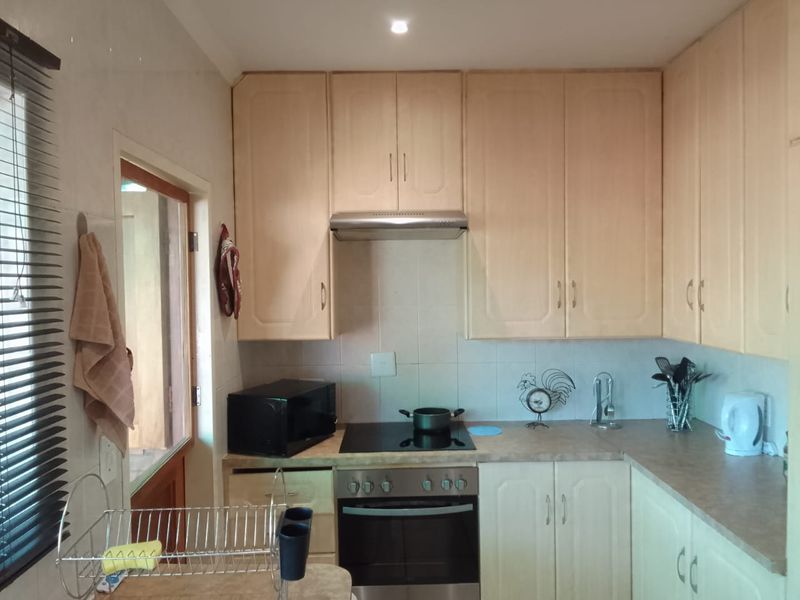 A Lush Garden Sanctuary for the Modern Family. - Photo 10