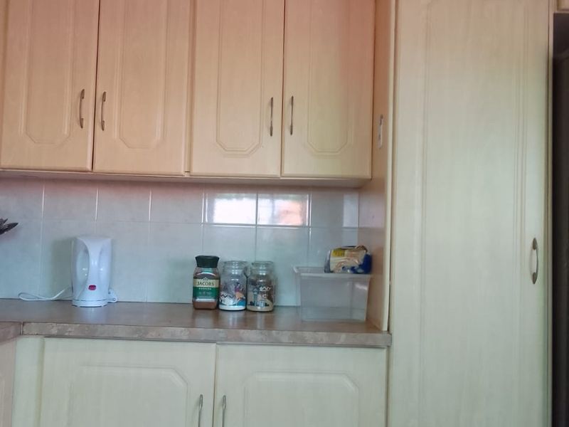 A Lush Garden Sanctuary for the Modern Family. - Photo 9