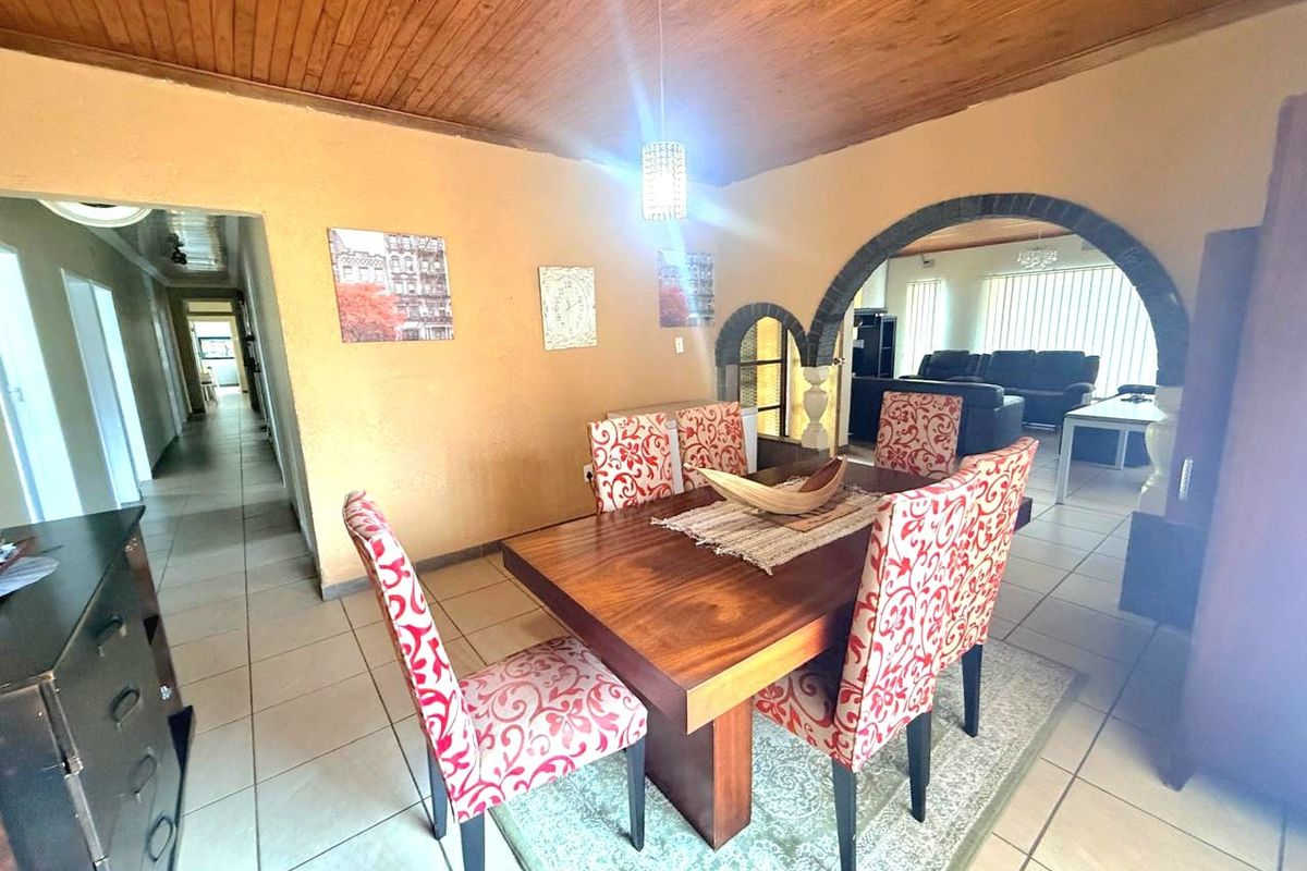 Elegant & Spacious 4-Bedroom Face brick Home in a Sought-After Area. - Photo 3