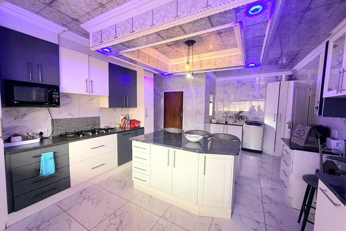 Elegant & Spacious 4-Bedroom Face brick Home in a Sought-After Area. - Photo 2