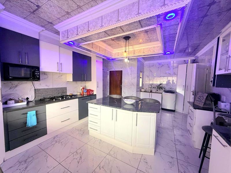 Elegant & Spacious 4-Bedroom Face brick Home in a Sought-After Area. - Photo 2