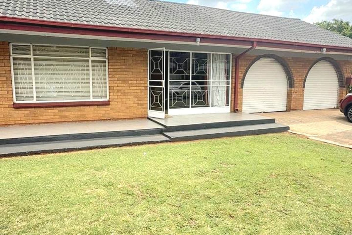 Elegant & Spacious 4-Bedroom Face brick Home in a Sought-After Area. - Photo 4