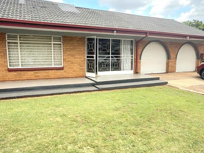 Elegant & Spacious 4-Bedroom Face brick Home in a Sought-After Area. - Photo 4