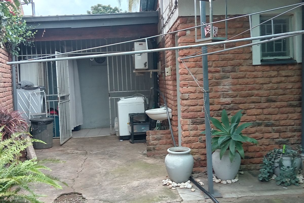 5 Bedroom House for Sale – Close to Schools - Photo 4