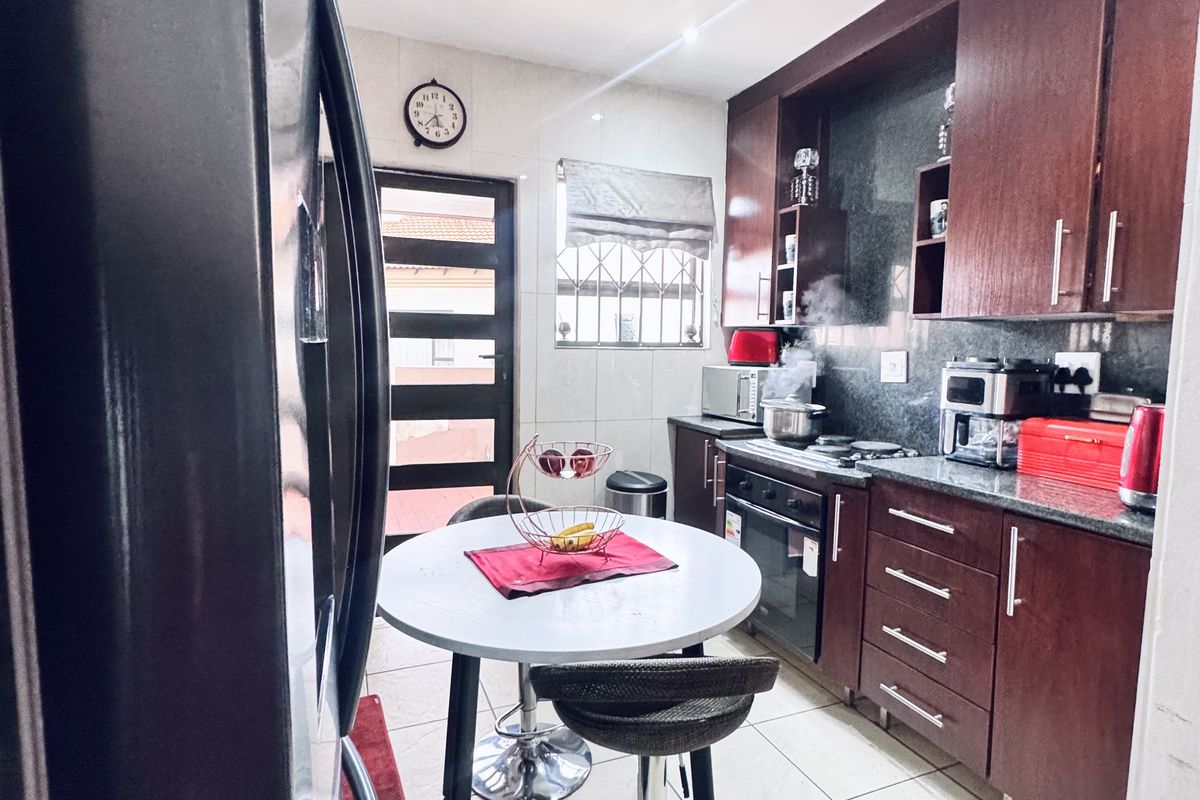 Modern 5 Bedroom Family Home in a Secure Estate in Reyno Ridge - Photo 3