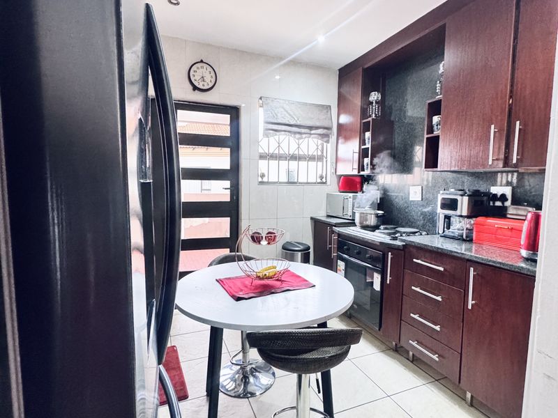 Modern 5 Bedroom Family Home in a Secure Estate in Reyno Ridge - Photo 3