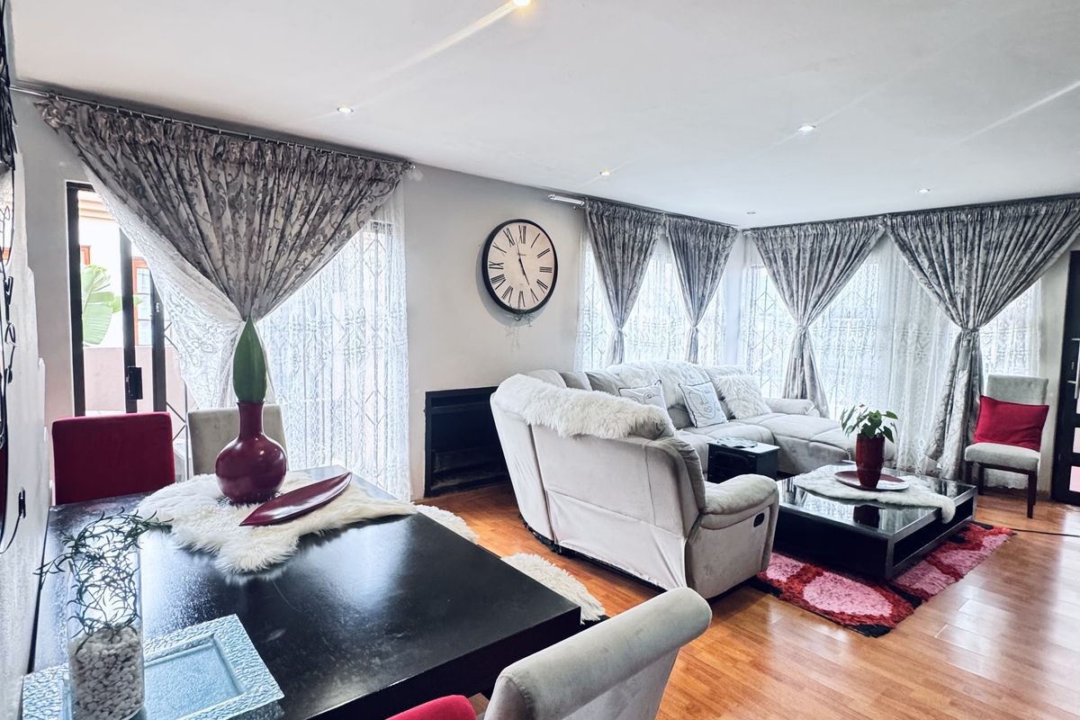 Modern 5 Bedroom Family Home in a Secure Estate in Reyno Ridge - Photo 5