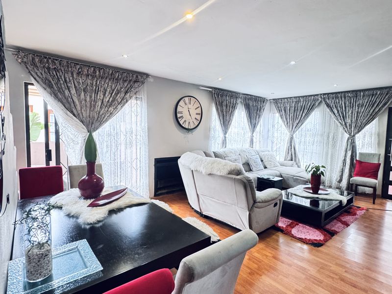 Modern 5 Bedroom Family Home in a Secure Estate in Reyno Ridge - Photo 5