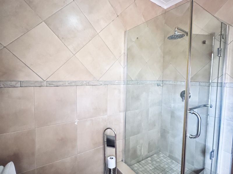 Modern 5 Bedroom Family Home in a Secure Estate in Reyno Ridge - Photo 10