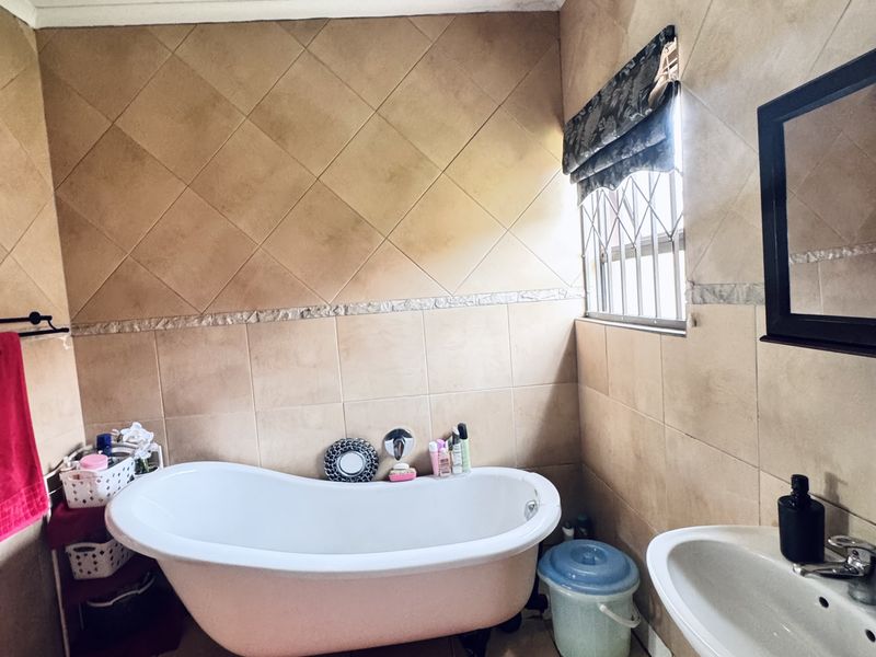 Modern 5 Bedroom Family Home in a Secure Estate in Reyno Ridge - Photo 9