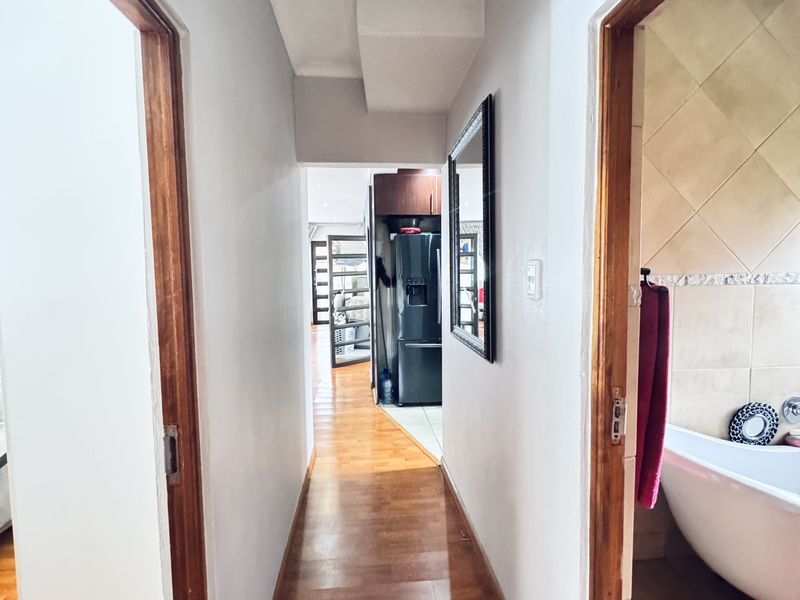 Modern 5 Bedroom Family Home in a Secure Estate in Reyno Ridge - Photo 8