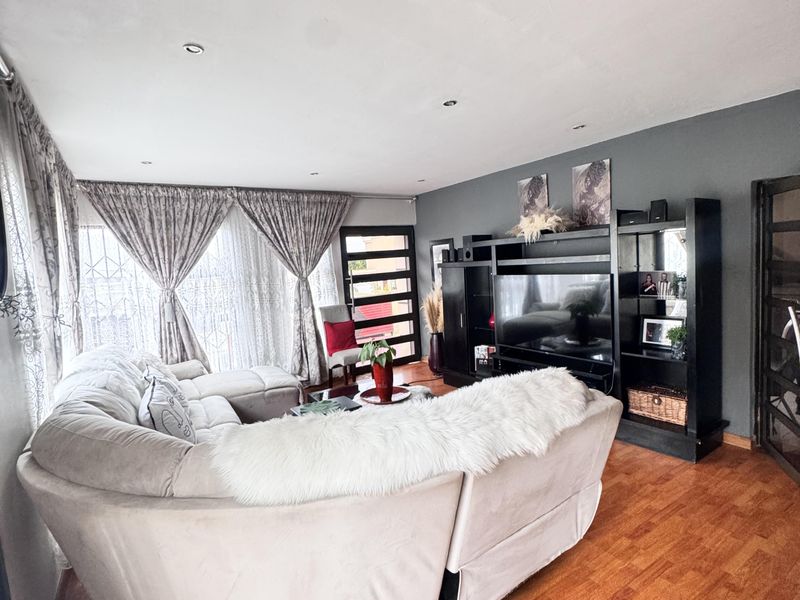 Modern 5 Bedroom Family Home in a Secure Estate in Reyno Ridge - Photo 7