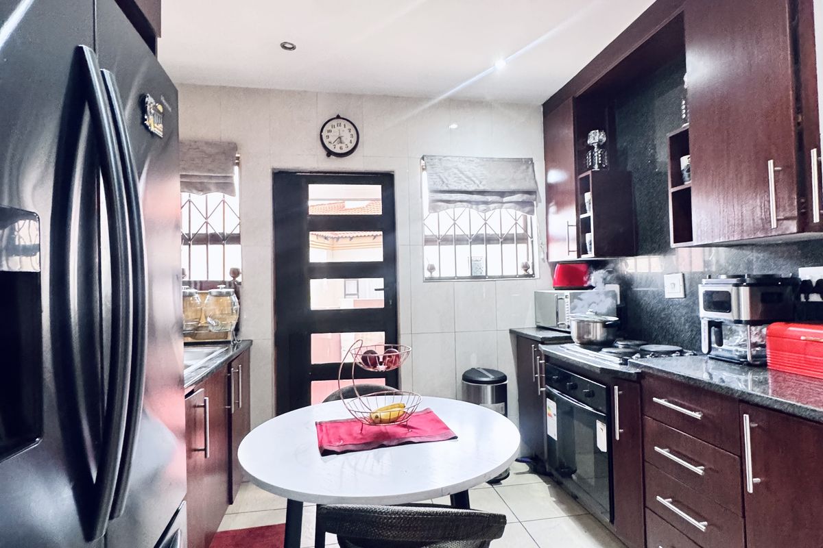 Modern 5 Bedroom Family Home in a Secure Estate in Reyno Ridge - Photo 2