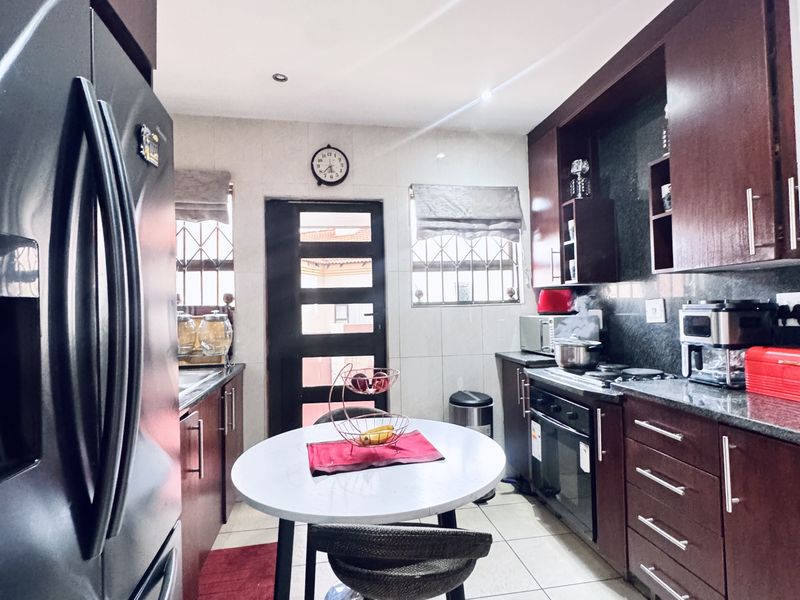 Modern 5 Bedroom Family Home in a Secure Estate in Reyno Ridge - Photo 2