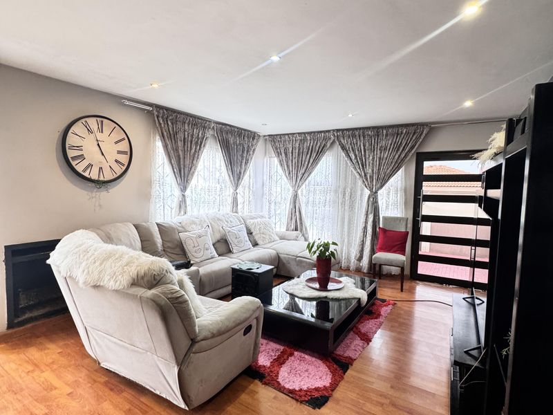 Modern 5 Bedroom Family Home in a Secure Estate in Reyno Ridge - Photo 6